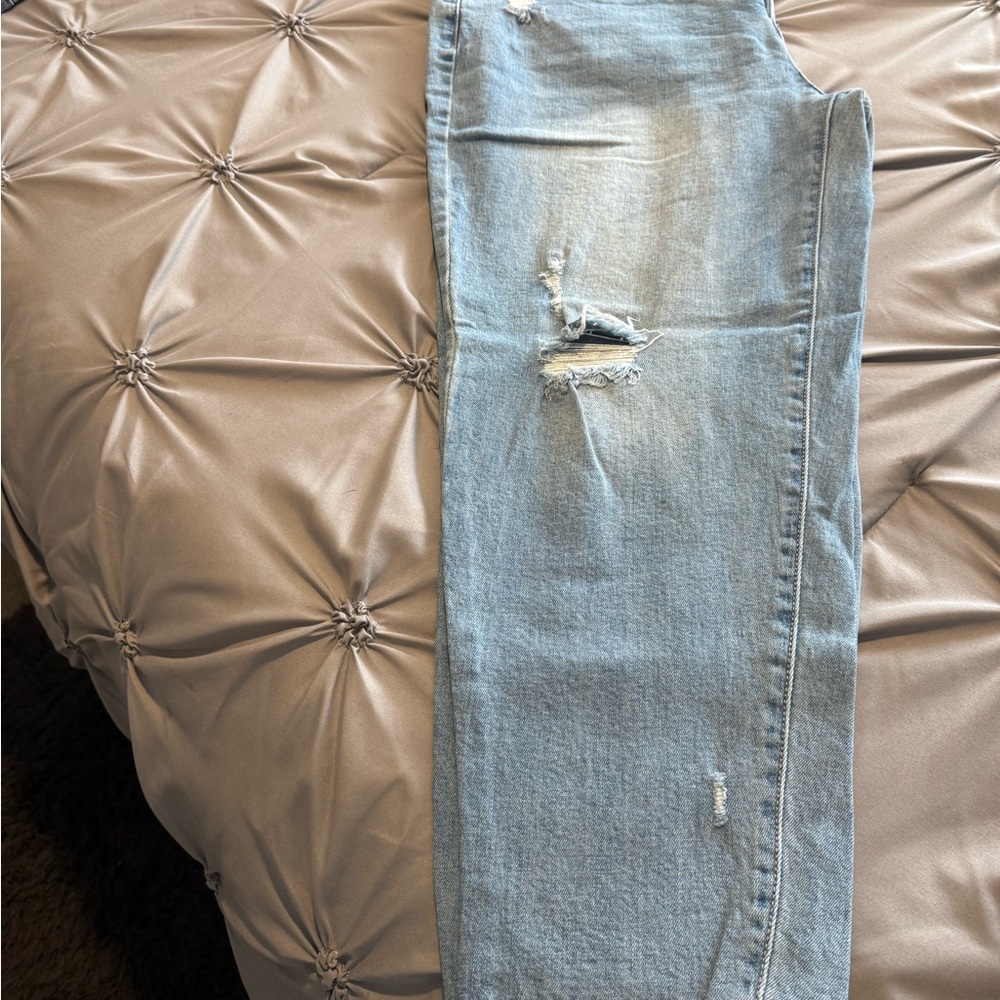 Women's Light Wash Skinny Jeans with Distressed Knees